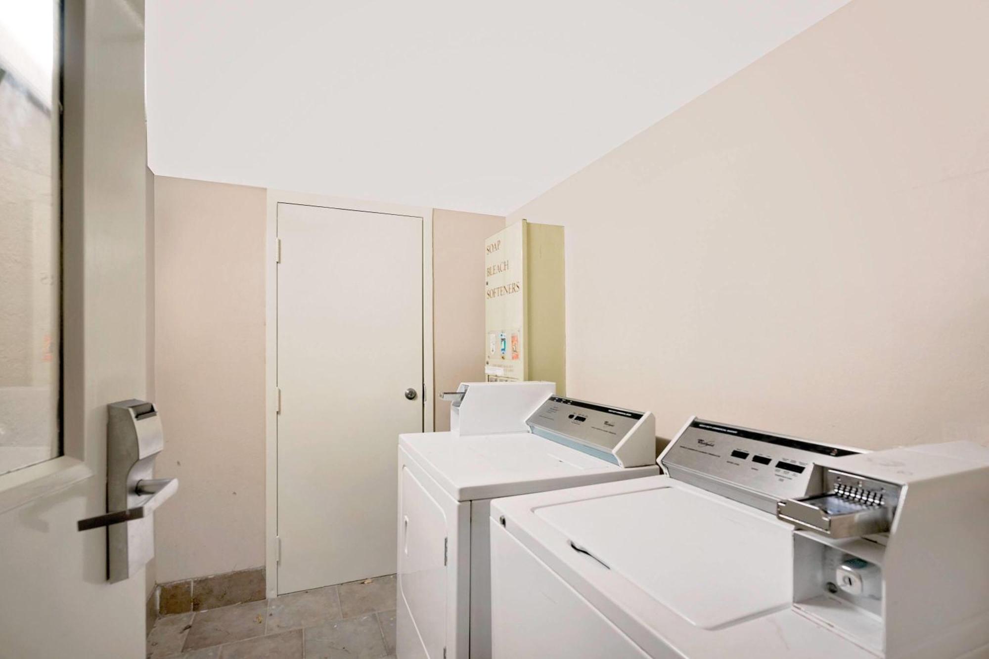 Super 8 By Wyndham Hermitage Motel 2*
